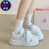 Zapatillas blancas de cordones con suela gruesa 2026 con aumento interno de altura, zapatillas deportivas casuales versátiles de suela blanda, venta al por mayor desde la fábrica de origen