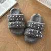 Pantuflas esponjosas de una tira con pedrería para mujer para uso exterior 2026, de suela gruesa, forradas de felpa, cálidas, a la moda, versátiles, pantuflas de algodón estilo hada para uso en casa