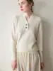 Suéter de Cachemira con Cuello en V y Punto de Lingote, Nuevo para Otoño e Invierno 2025, Camisa Básica de Dos Botones para Mujer, Estilo Suave, Aspecto Holgado y Adelgazante