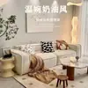 Sofa Pequeno Simples para Casa Estilo Minimalista Moderno Cor Creme Tecido Italiano Linha Reta Bloco de Tofu Sala de Estar
