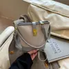 Bolso Cruzado Sencillo Tipo Cubo para Viajes Transfronterizos Bolso Cruzado 2026 Estilo Nuevo Elegante Versátil Bolso de Mano Pequeño