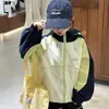 Jaqueta Feminina Primavera e Outono 2025 Nova Roupa Infantil de Outono Estilosa Fashionável com Capuz Bloqueio de Cores Parka Infantil