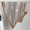 Al por mayor en stock Bufanda Cuadrada de Sarga de 90 cm Nuevo Estilo 2025 Bufanda Cuadrada de Sarga Estampada Sencilla y a la Moda
