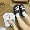Garfos Xadrez Rosa Estilo Novo Feminino com Estrelas, Novos Acessórios Fofos da Moda, Tamancos com Charms Fofos