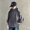 Nuevo cortavientos con capucha de bloques de color para otoño y primavera para niños, elegante y de corte holgado, adecuado para niños mayores, y diseñado para actividades al aire libre, ofreciendo protección contra el viento y una estética de ropa de trabajo.