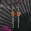 Brincos de pérola redonda achatada com borla de palácio retrô estilo chinês para mulheres, oferecendo uma sensação de luxo leve, sofisticada e elegante sem ser monótona