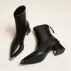 Botines de tacón alto con punta fina estilo francés para mujer, con adornos metálicos, tacón grueso y cremallera trasera, perfectos para otoño e invierno y versátiles para el uso diario.