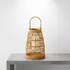 Suporte de vela de lanterna de imitação de rattan personalizado, decoração suspensa de chão, lanterna portátil, decoração de casa de temporada, recipiente de vela estilo pastoral