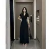 Vestido de verano estilo francés negro con cuello en V para madrastra, nuevo modelo popular 2026, entallado en la cintura, adelgazante, elegante, falda larga con vuelo amplio