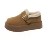 Coleção de inverno 2026: Sapatos estilo Birkenstock femininos, forrados com fleece, de sola grossa, apresentando material camurçado, forro de algodão quente e um design retrô slip-on com textura felpuda.