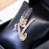 Broche de diamantes con forma de espiga de trigo de estilo coreano, nuevo, para mujer, con luz atmosférica, ramillete de cristal de lujo, diseño de alta gama, accesorios de alfiler con sentido
