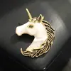 Broche de Cabeza de Caballo Estilo Zodiaco Año del Caballo Incrustaciones de Piedras Multicolores Pin de Unicornio Versátil Personalizado Accesorio Animal de Nácar Natural