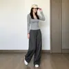 Camiseta branca de verão com decote V e manga curta para mulheres, novo estilo 2026, corte justo, valoriza a silhueta, estilo coreano, top deslumbrante