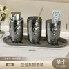 Juego de Tres Piezas Negro Translúcido Ondulado Personalizado para Baño Suministros de Baño de Hotel Dispensador de Jabón Vaso para Cepillo de Dientes Soporte para Cepillo de Dientes Set de Lavado