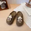 Sandalias estilo Birkenstock de personaje de dibujos animados lindas para niños, zapatos slip-on de exterior para niños, nueva colección primavera/otoño, zapatos slip-on casuales para niñas