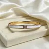 Set de Pulseras de Acero de Titanio Estilo Europeo Martillado Liso Incrustaciones de Nácar Blanco Pedrería Accesorios para Mujer Múltiples Estilos Suministro Directo de Fábrica