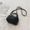 Bolso pequeño cuadrado estilo coreano inspirado en Ins, nuevo modelo otoño 2026, alto valor estético, diseño único, adecuado para el trabajo y los desplazamientos, bolso de hombro y cruzado