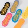 Venta al por mayor de fábrica de calcetines de trampolín que dispensan calcetines antideslizantes, calcetines de suelo, calcetines de yoga para adultos y educación temprana para parques infantiles.