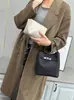 Bolsa de mão minimalista da moda transfronteiriça, bolsa de ombro e crossbody, nova bolsa de balde versátil casual primavera/verão