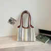 2026 Nova Bolsa de Palha Tecida com Listras Arco-Íris Bolsa de Mão Casual de Grande Capacidade para Férias, Trabalho e Deslocamento Bolsa de Ombro Único