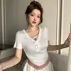 Camiseta de Encaje Versátil de Moda con Hombro Derecho de Manga Corta para Mujer 2025 Verano Suéter Dulce y Picante de Seda de Hielo con Lazo
