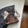 Bolsa Quadrada Pequena Casual da Moda 2026 Verão Nova Bolsa de Ombro com Textura Vintage Bolsa de Mão Lisa Elegante de Alto Valor