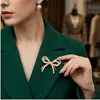 Broche Chanel-Style com Laço e Pérolas, Design de Alto Padrão Feminino, Flor de Peito Anti-Exposição, Acessório de Alfinete para Fixação de Roupas