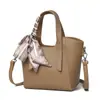 Bolso de Moda de Cuero de Vaca de Primera Capa con Patrón de Lichi Simple Bolso Cubo Piel Genuina Bolso de Hombro Cruzado de Lujo Ligero con Bufanda para Mujer