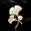 Broche Moda Estilo Japonés y Coreano Concha Natural Hoja de Ginkgo Nicho Broche de Hoja Broche de Pin Simple Personalizado Accesorio
