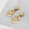 Broche de combinação geométrica irregular de nicho estilo europeu e americano transfronteiriço, broche de metal decorativo para terno de alta costura e camisa grande