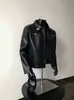Chaqueta de motociclista de alta gama de la calle principal americana con bordado floral, cuero texturizado, corte ajustado, chaqueta corta retro americana