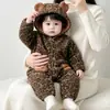 Macacão estilo coreano com estampa de leopardo para meninos, espessado com lã de cordeiro para outono e inverno, adequado para uso ao ar livre, macacão quentinho com capuz para bebês e crianças pequenas