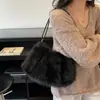 Bolso de felpa elegante para otoño e invierno, bolso peludo de moda y de alta gama, bolso de hombro y bolso cruzado de gran capacidad para la escuela y el trabajo