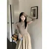 Foto real do novo vestido de manga curta slim fit para o início do outono de 2026, estilo coreano, com patchwork, gola alta e saia longa acinturada para mulheres