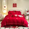 Atacado Conjunto de Quatro Peças Vermelho Brilhante para Casamento Estilo Chinês Cobertor Bordado para Casamento Quarto de Casamento Enxoval de Casamento Roupa de Cama