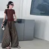 Conjunto de Verano Estilo Old Money para Niñas 2026 Nuevo Estampado Retro Algodón Lino Casual Pantalones de Pierna Ancha Top Ajustado Moderno