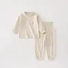 Conjunto de Roupa Íntima para Bebê Cor Algodão Estilo Primavera e Outono Unissex Bebê Algodão Puro Classe A Conjunto com Botão no Ombro Top de Outono Calça de Outono Outono