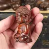 Estatua Pequeña de Buda Tathagata Tallada en Sándalo Rojo Hoja Pequeña Sakyamuni Pieza de Mango Colgante Artesanal Talla de Madera