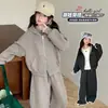 Conjunto casual de duas peças estilo coreano para meninas, adequado para crianças do meio para mais velhas, um look moderno e estiloso para a temporada de outono de 2026