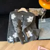 Nueva colección de otoño/invierno estilo coreano: Cárdigan suéter de cuello redondo, bordado floral con intrincados trabajos de cuentas y un elegante diseño de punto