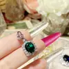 Camélia Estilo Clássico Joias de Alto Padrão Anel Imitação Para Verde em Forma de Ovo Pingente de Gema Brilhante Luxuoso de Grande Quilate