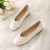 Zapatos para mujer 2026 nuevos versátiles planos de punta cuadrada con perlas ligeros cómodos zapatos planos poco profundos primavera zapatos pequeños de cuero