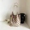 Bolso cubo de lunares estilo coreano transfronterizo para mujer, nuevo bolso de hombro vintage de gran capacidad para commuting otoño 2026, bolso de axila