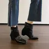Botas Ankle Boot Quadradas Retrô Desgastadas em Patchwork para Mulheres Couro Trançado Fivela Cano Dobrável Couro Macio Salto Bloco Botas Maillard Martin