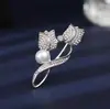 Broche único de perlas con diseño de corazón 2024 nueva moda otoño e invierno corsage accesorios de alfiler delicados para mujer Corea del Sur