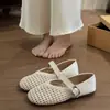 Sapatos Mary Jane de sola macia para uso externo, sapatos de rede, confortáveis, novo estilo de verão 2026, sandálias rasas respiráveis vazadas com uma única tira