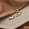 Nuevos aretes colgantes con espalda de lazo blanco y negro estilo coreano versátiles y sencillos aretes pequeños de grano de arroz aretes