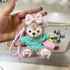 Librito Rojo Muñeco de Peluche de Duffy Bear Lindo Shirley Mei Llavero de Coche Colgante para Bolso Regalo para Niña