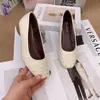 Sapatos de Salto Quadrado de Boca Rasa 2026 Novo Estilo Couro Genuíno Solado Macio Primavera e Outono Sapatos Femininos Retro Confortáveis Sapatos de Couro para Mães