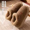 Chinelos de algodão femininos, novo estilo de inverno 2026, com suporte de calcanhar, antiderrapantes, sola macia, à prova de vento, impermeáveis e adequados para uso interno e externo; disponível em stock